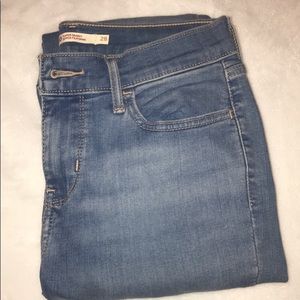 WOMANS LEVIS JEANS